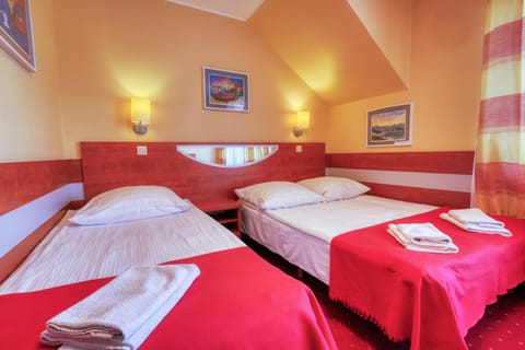 Bed, Other, Other, Other, Photo of the whole room, Seating area, Bedroom, towels, towels