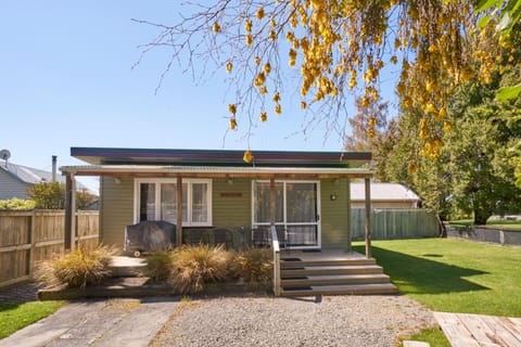 Accommodation Fiordland The Bach - One Bedroom Cottage at 226B Milford Road Casa in Te Anau