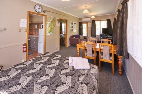 Accommodation Fiordland The Bach - One Bedroom Cottage at 226B Milford Road House in Te Anau