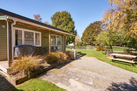 Accommodation Fiordland The Bach - One Bedroom Cottage at 226B Milford Road Haus in Te Anau