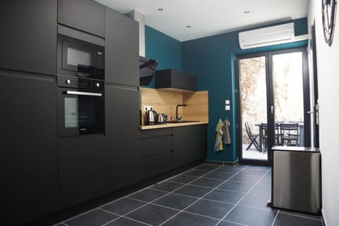Kitchen or kitchenette, Communal kitchen, Inner courtyard view