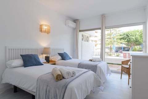 Bed, Photo of the whole room, Bedroom, Area and facilities, air conditioner