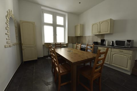 Kitchen or kitchenette, Seating area