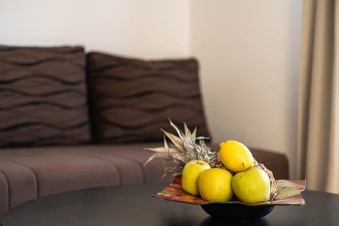 Living room, Food and drinks, Seating area