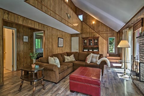 Cozy Tobyhanna Cabin with Hot Tub and Resort Amenities House in Coolbaugh Township