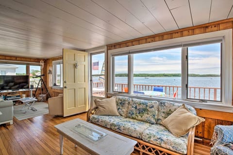 Waterfront Cape Cod Cottage with Beach and Deck! House in Marion
