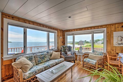 Waterfront Cape Cod Cottage with Beach and Deck! Maison in Marion