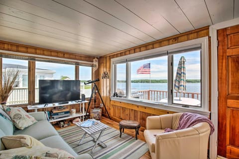 Waterfront Cape Cod Cottage with Beach and Deck! House in Marion