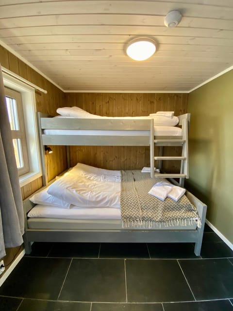 Bedroom, bunk bed