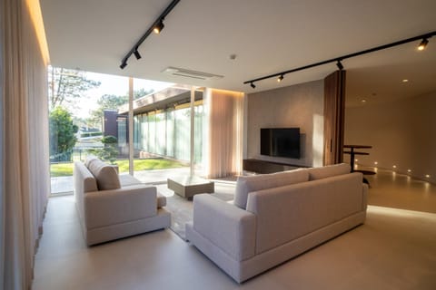 Communal lounge/ TV room, TV and multimedia, Living room, Seating area, Evening entertainment