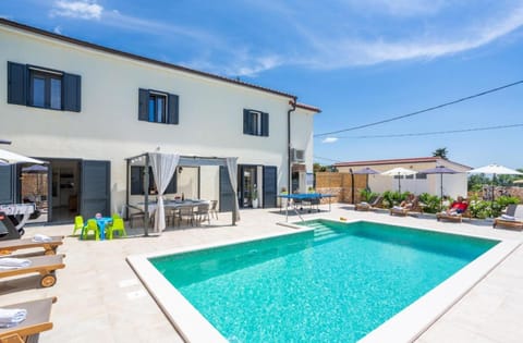 Property building, Garden, Balcony/Terrace, Swimming pool