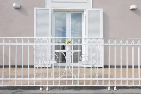 Balcony/Terrace, Garden view