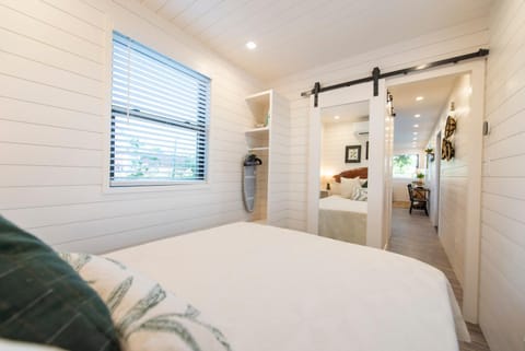 The Woods- Container Tiny House 12 min to Magnolia/Baylor/Downtown House in Rio Grande