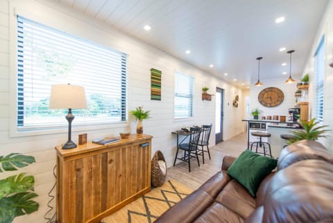 The Woods- Container Tiny House 12 min to Magnolia/Baylor/Downtown House in Rio Grande