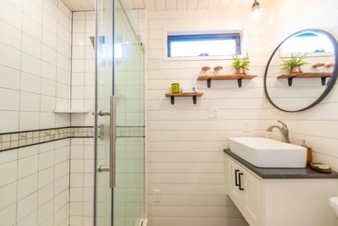 The Woods- Container Tiny House 12 min to Magnolia/Baylor/Downtown House in Rio Grande