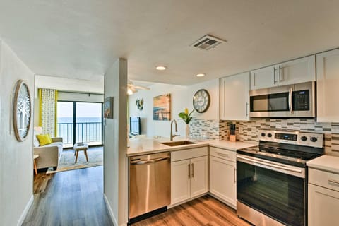 Bright Galveston Condo with Ocean View and Balcony! Apartment in Galveston Island