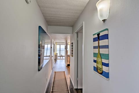 Bright Galveston Condo with Ocean View and Balcony! Apartment in Galveston Island