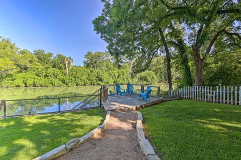 Sunny Seguin Retreat with Canoes on Guadalupe River! Casa in Seguin