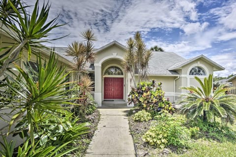 Cocoa Beach Paradise Screened Pool, Patio and Games House in Merritt Island