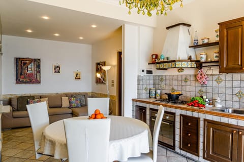 Photo of the whole room, Dining area, kitchen