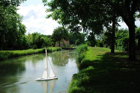Petite maison au bord du canal, 8' Zoo de Beauval, PMR House in Centre-Val de Loire