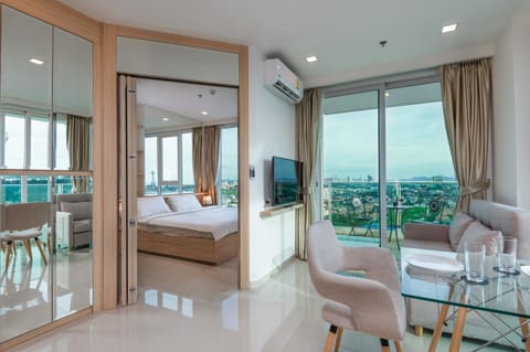 Rare Panoramic Sea, City & Mountain Views - XXL Balcony - Free Fast WIFI - Pool - City Garden Tower 2317 Condo in Pattaya City