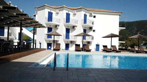 Property building, Day, Lounge or bar, Pool view, Swimming pool, sunbed