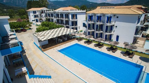 Property building, Restaurant/places to eat, Pool view, Swimming pool, sunbed