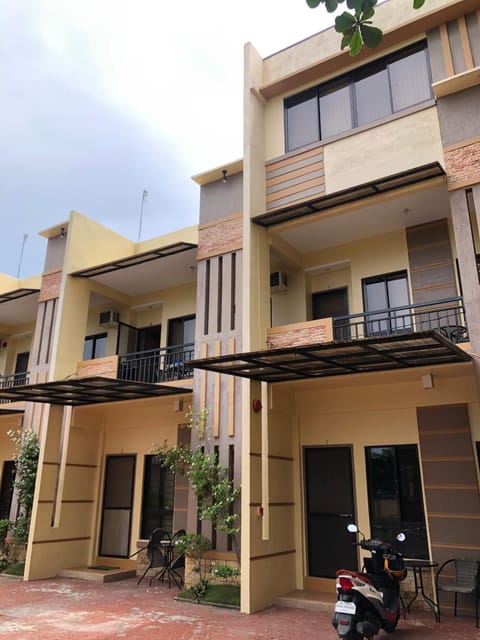 Property building, Facade/entrance, View (from property/room), Floor plan, Garden view, Street view