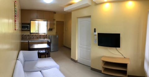 Communal lounge/ TV room, TV and multimedia, Coffee/tea facilities, Kitchen or kitchenette, Living room, Seating area, Dining area, Communal kitchen, Mountain view