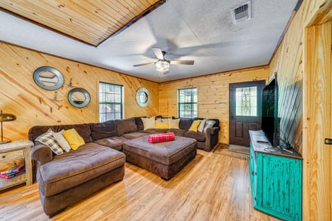 Broken Bow Cabin with Hot Tub and Game Room! House in Broken Bow