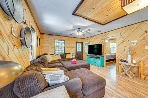 Broken Bow Cabin with Hot Tub and Game Room! House in Broken Bow