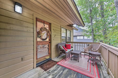 Cozy Woodlands Townhome with Deck Near Market Street House in The Woodlands