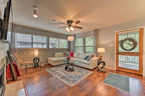Cozy Woodlands Townhome with Deck Near Market Street House in The Woodlands