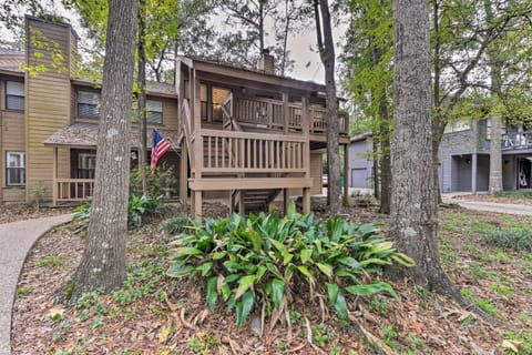 Cozy Woodlands Townhome with Deck Near Market Street Maison in The Woodlands