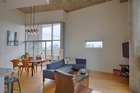 Luxe Two Bedroom Penthouse With Skyline Views, Internet, Gym House in East Nashville