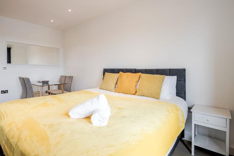 Luxury Studio Apartment St Albans - Free Parking with Amaryllis Apartments Appartement in St Albans