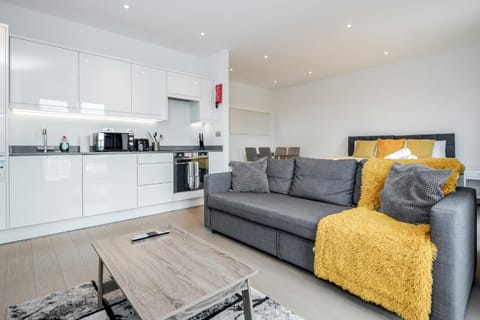 Luxury Studio Apartment St Albans - Free Parking with Amaryllis Apartments Condo in St Albans
