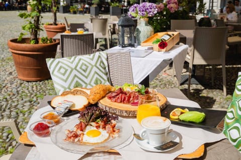 Property building, Restaurant/places to eat, Breakfast