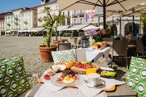 Property building, Restaurant/places to eat, Food and drinks, Food