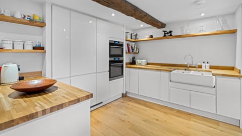 Coffee/tea facilities, microwave, oven, kitchen