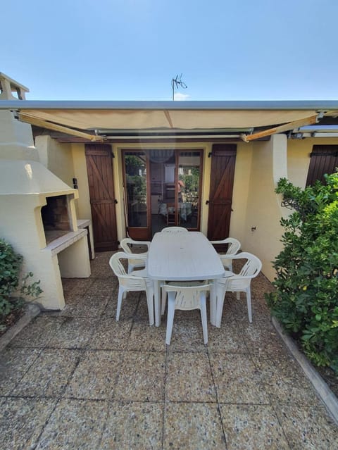 Patio, Facade/entrance, Balcony/Terrace