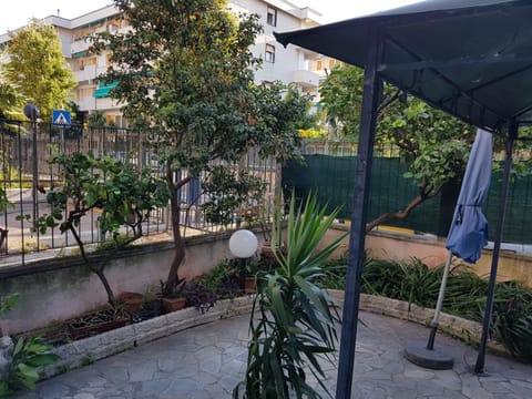 A due passi dal mare appartamento con giardino Apartment in Albissola Marina