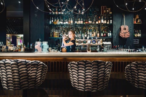 People, Lounge or bar, Food and drinks, Drinks