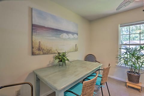 Downtown Home with Yard and BBQ - 6 Mi to Downtown! Maison in Beaufort