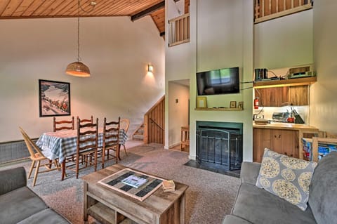 Village of Loon Mtn Condo with Fireplace and Balcony! Eigentumswohnung in Lincoln