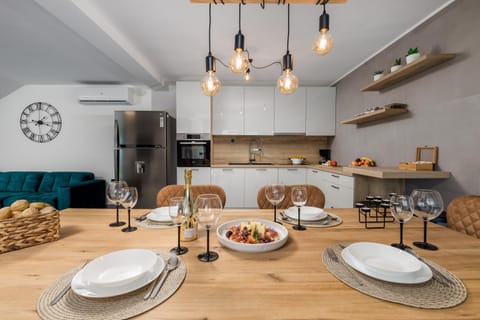 Kitchen or kitchenette, Dining area