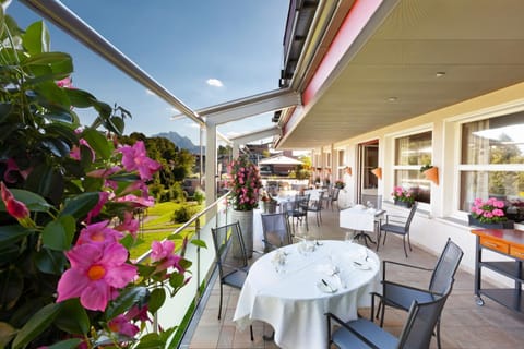 Restaurant/places to eat, Balcony/Terrace