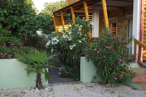 Property building, Facade/entrance, Garden