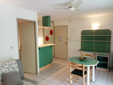 Charmant studio avec terrasse et parking, proche plage et port - FR-1-551-25 Apartment in La Rochelle